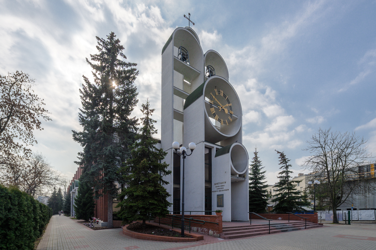 Zdjęcie architektury budynku Kościół Sanktuarium Matki Bożej Królowej Polskich Męczenników